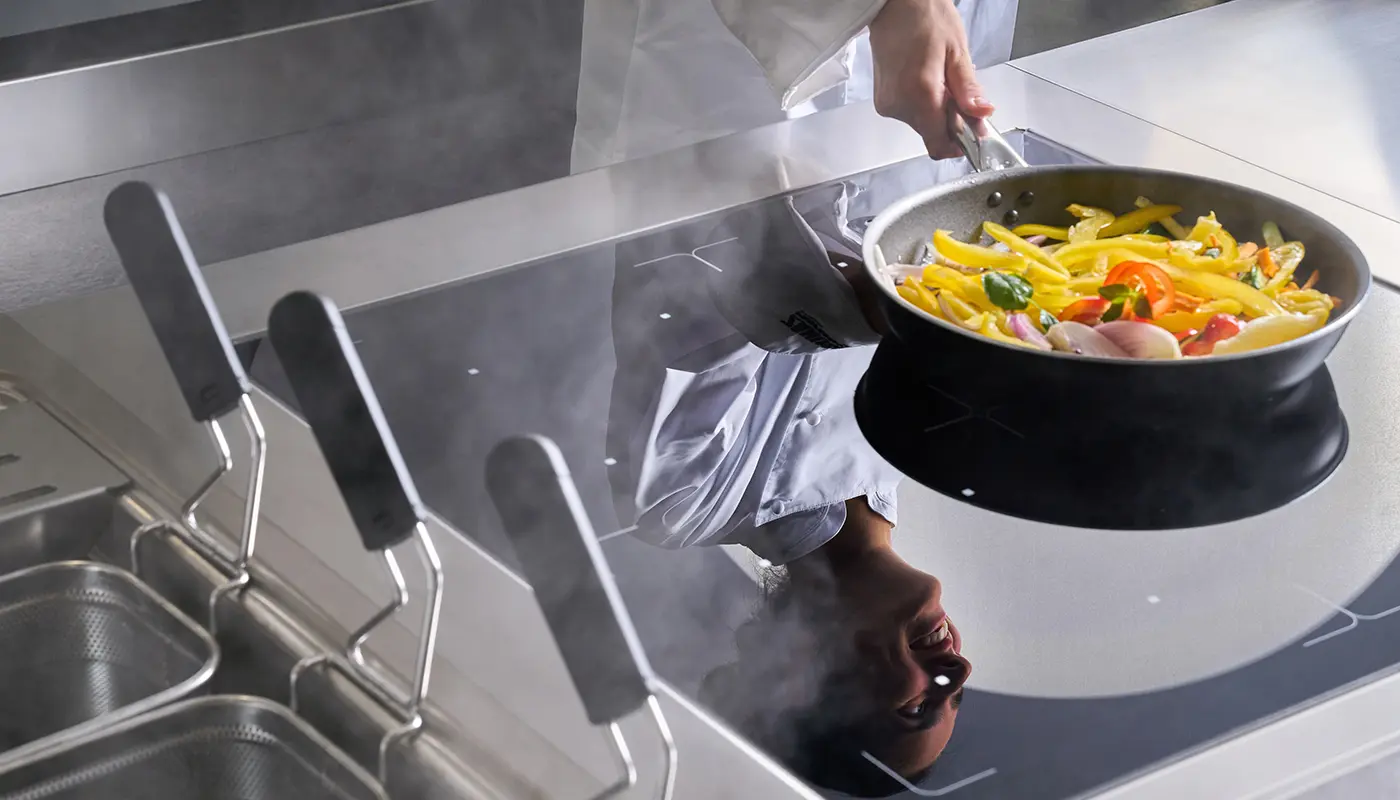 chef-cooking-induction-evopro-700e900-zanussi-1400x800-1